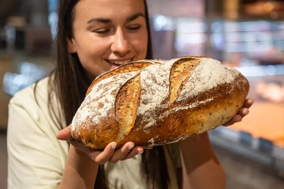 Pão no Cardápio: Vilão ou Aliado da Saúde? A Verdade que Você Precisa Saber 3 Pão nas mãos