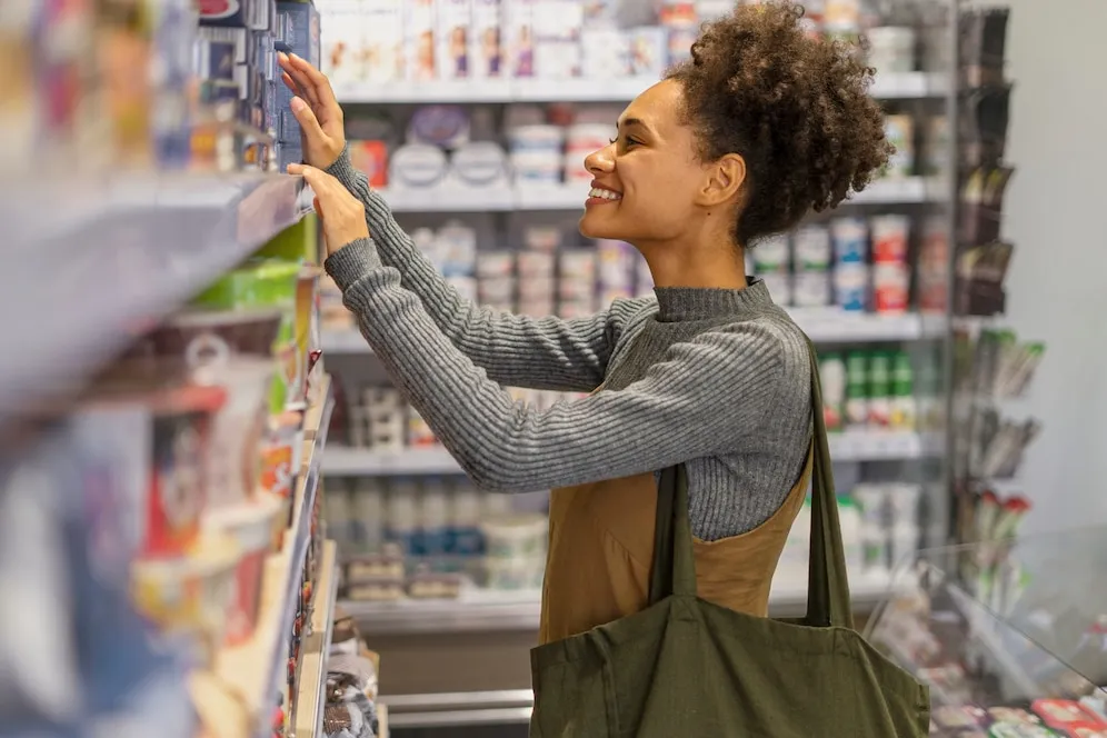 10 Segredos dos Supermercados Que Esvaziam Seu Bolso Sem Você Notar 1 prateleiras do supermercado