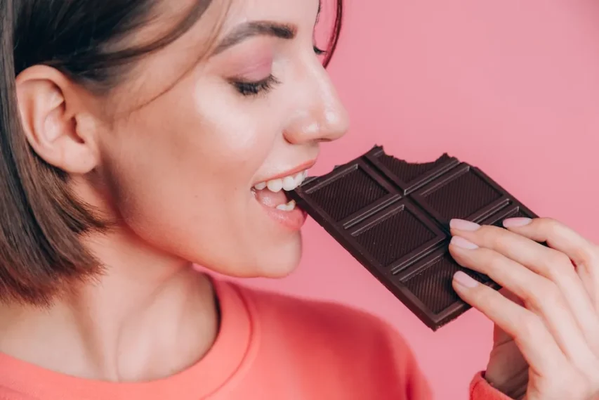 Serotonina: O Hormônio da Felicidade Que Ilumina Seus Dias (E Sua Vida!) 3 mulher comendo chocolate
