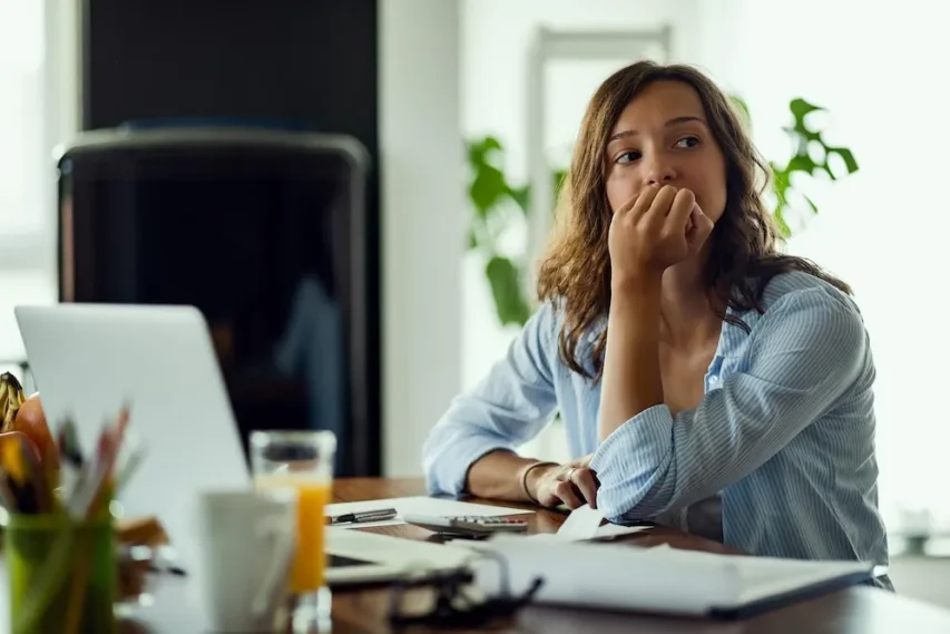 Procrastinação: Por Que Você Sempre Deixa Tudo Para Depois (e Como Mudar Isso de Vez!) 1 jovem pensando