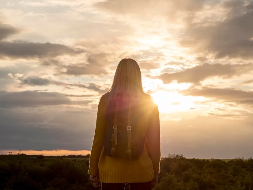 Serotonina: O Hormônio da Felicidade Que Ilumina Seus Dias (E Sua Vida!) 2 curtindo o Sol