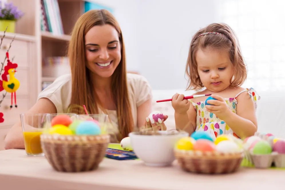 mae e filha pintando ovos