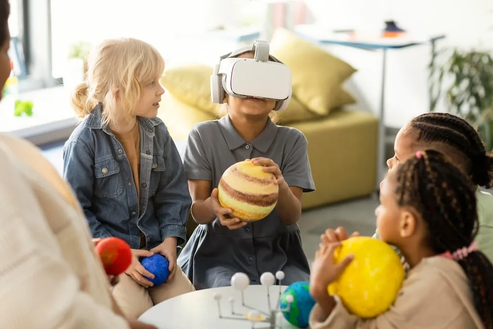 Mergulhe na Nova Realidade: Como a Realidade Imersiva Está Transformando o Nosso Mundo em 2025! 2 Realidade aumentada nas escolas