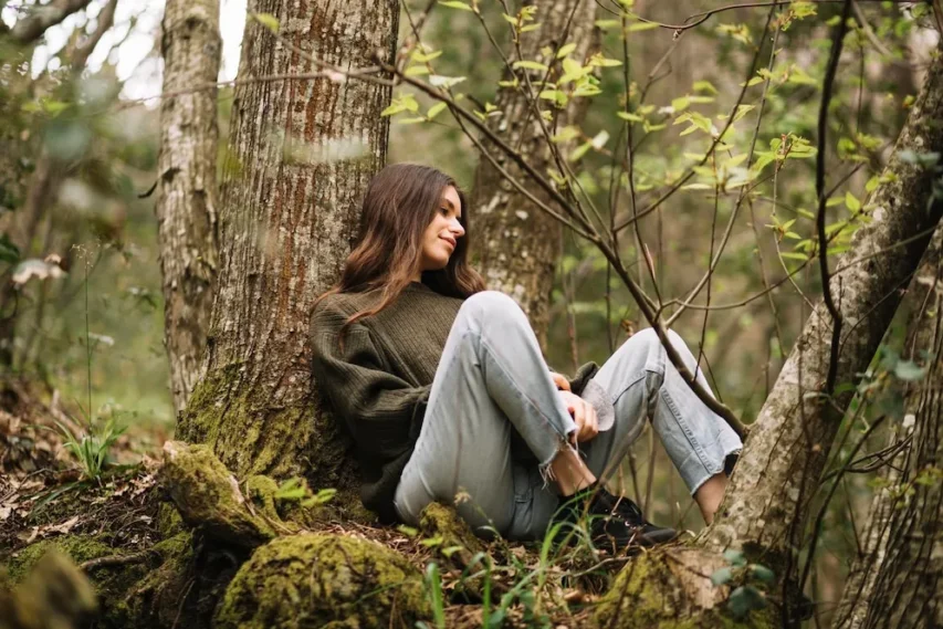5 Terapias Inusitadas para Relaxar a Mente: Do Banho de Floresta ao Poder do Riso 1 terapia da floresta
