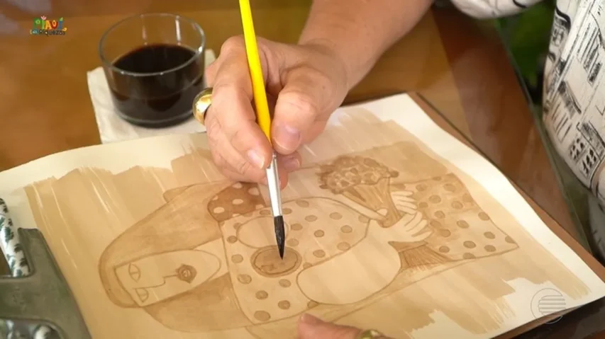 Pintura com Café: Um Jeito Delicioso de Decorar Sua Casa 1 artista pintando com café