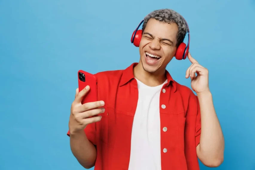 O que Acontece com o Seu Cérebro se Você Ouvir Música Todos os Dias? 1 garoto de fone de ouvido cantando ao ouvir música