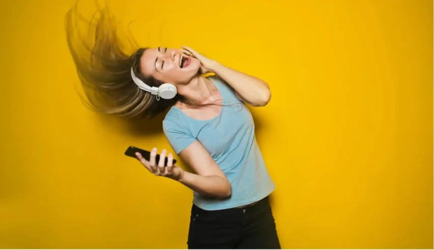 O que Acontece com o Seu Cérebro se Você Ouvir Música Todos os Dias? 2 mulher cantando
