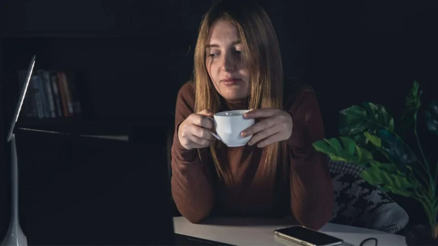 O Incrível Poder do Cheiro de Café para Ativar o Seu Cérebro 2 mulher tomando café