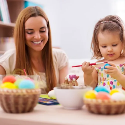 mae e filha pintando ovos