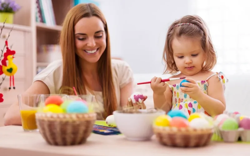 mae e filha pintando ovos